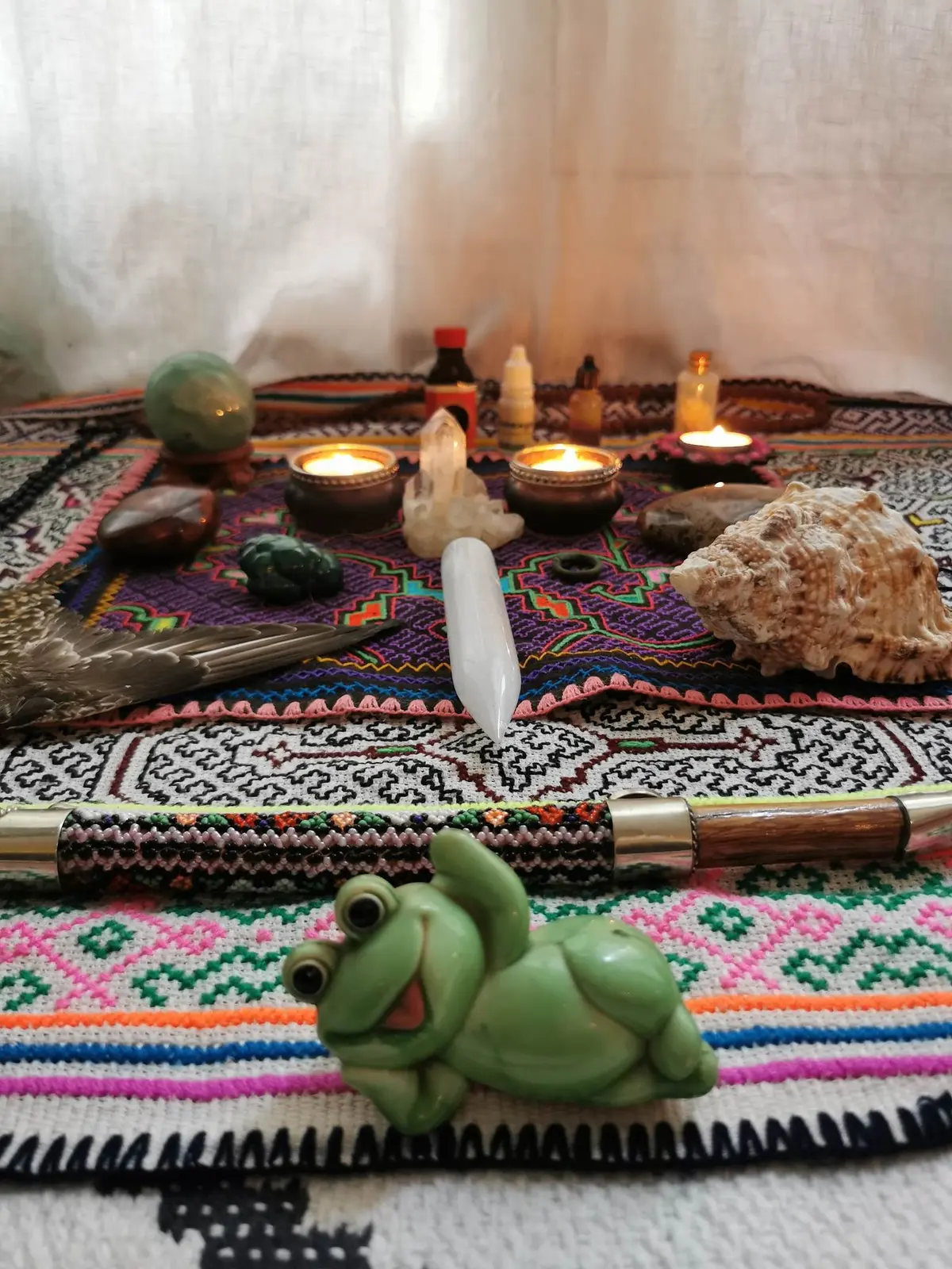 Kambo altaar met kaarsen, kristallen en een kikkerbeeldje