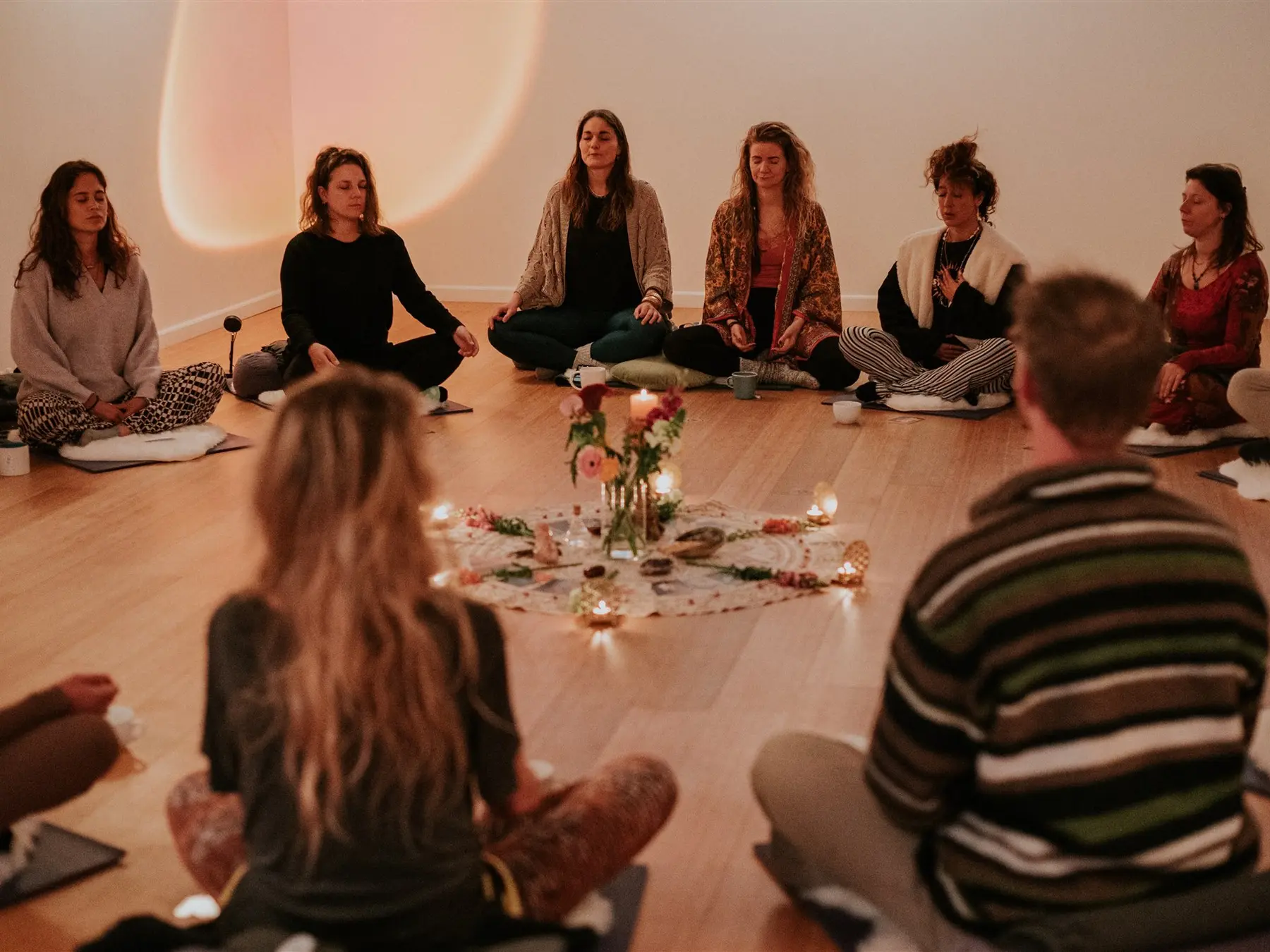 Ademcirkel bij een Compassionate Breathwork sessie, kaarslicht