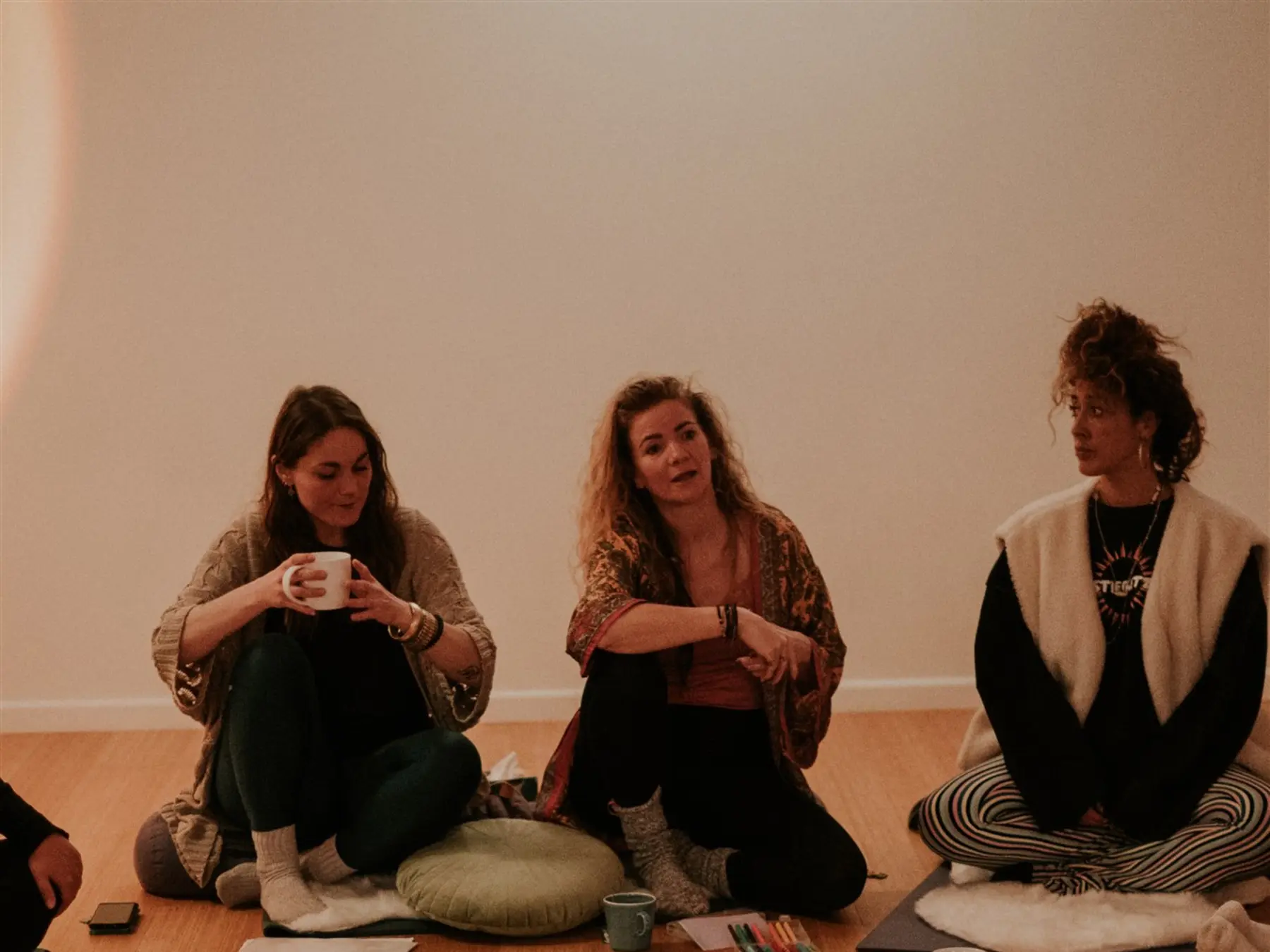Deelnemers in gesprek tijdens de deelcirkel