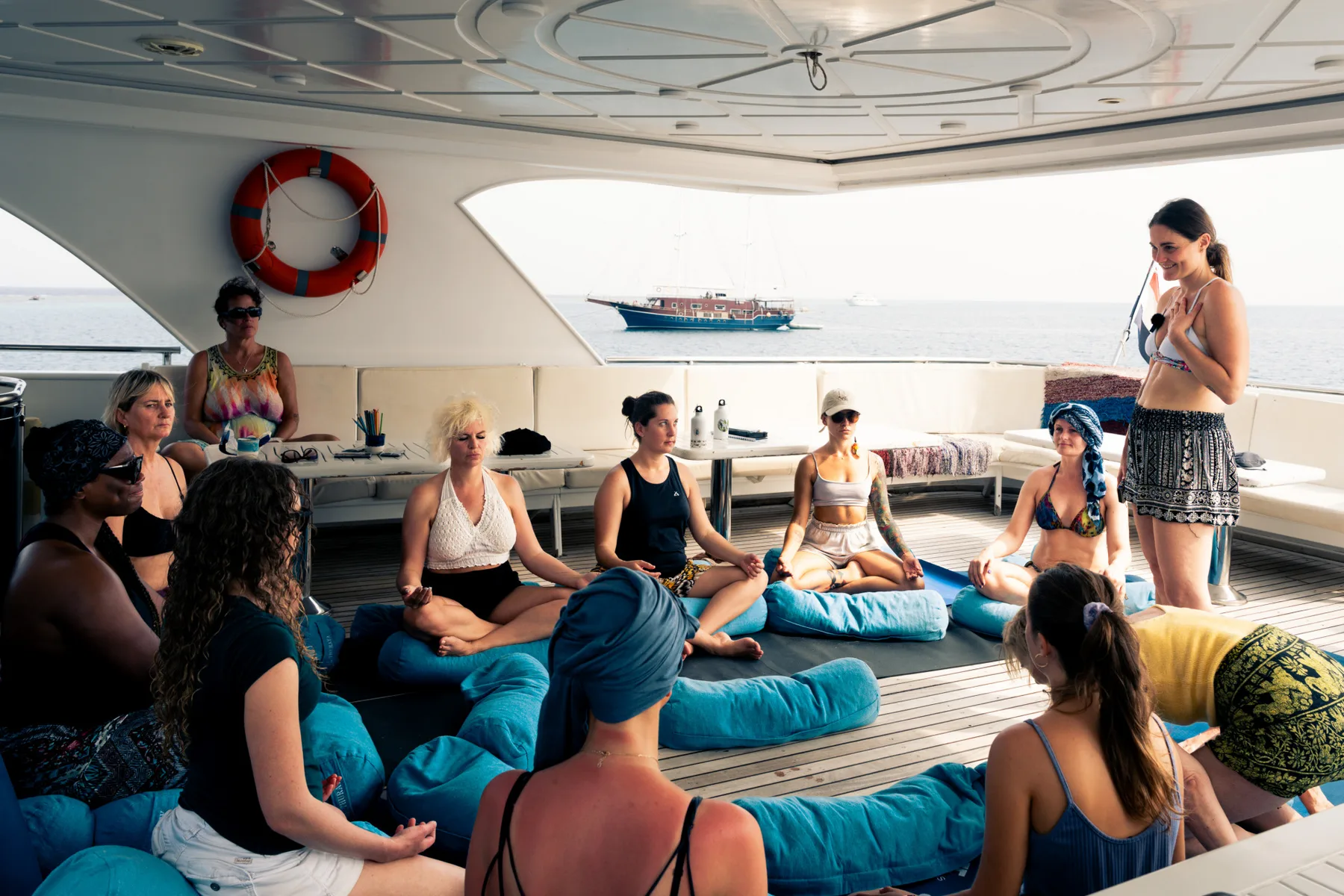 Meditatie op het dek onder de overkapping