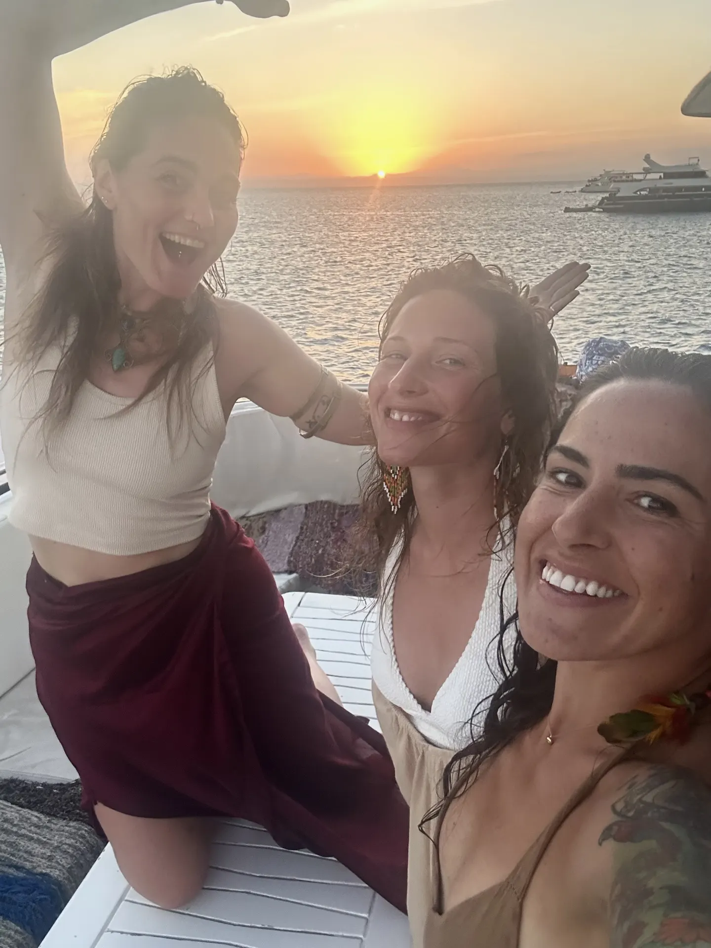 Lachende vrouwen aan dek bij zonsondergang, Egypte