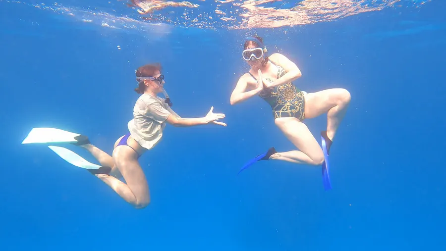 Twee snorkelaars zweven onder water