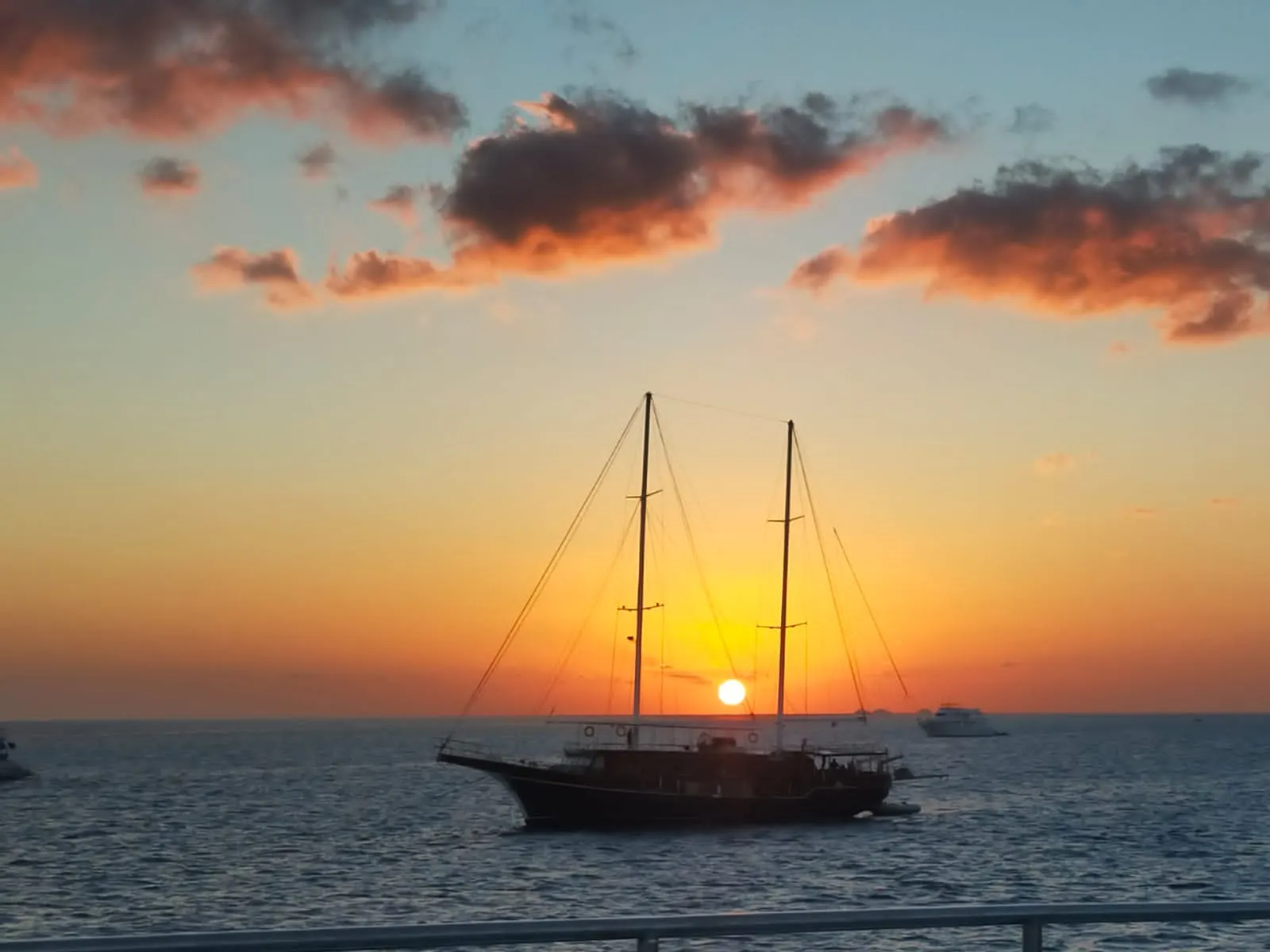 Zonsondergang met zeilboot op de Rode Zee
