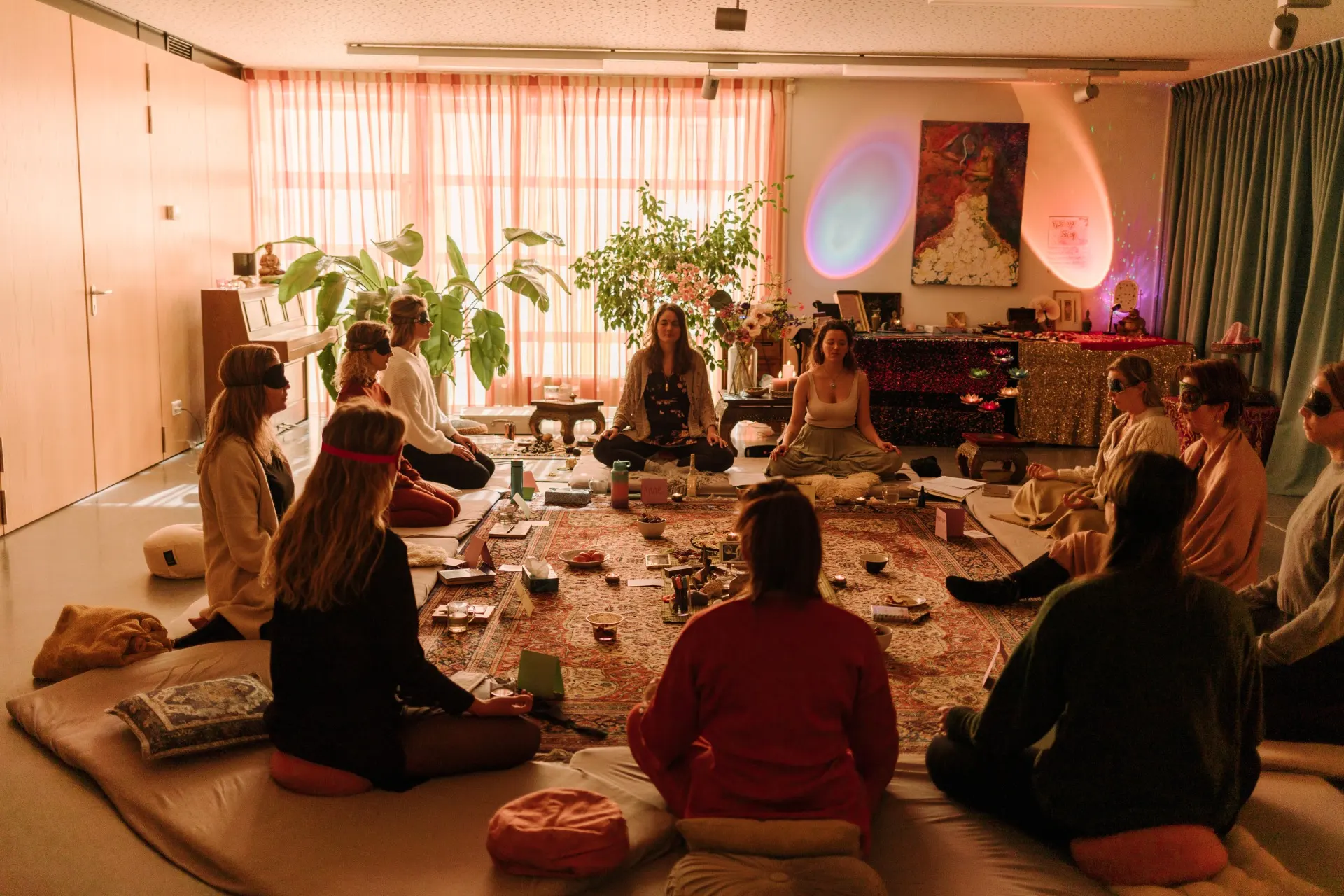 Vrouwencirkel tijdens een retreat in Amsterdam