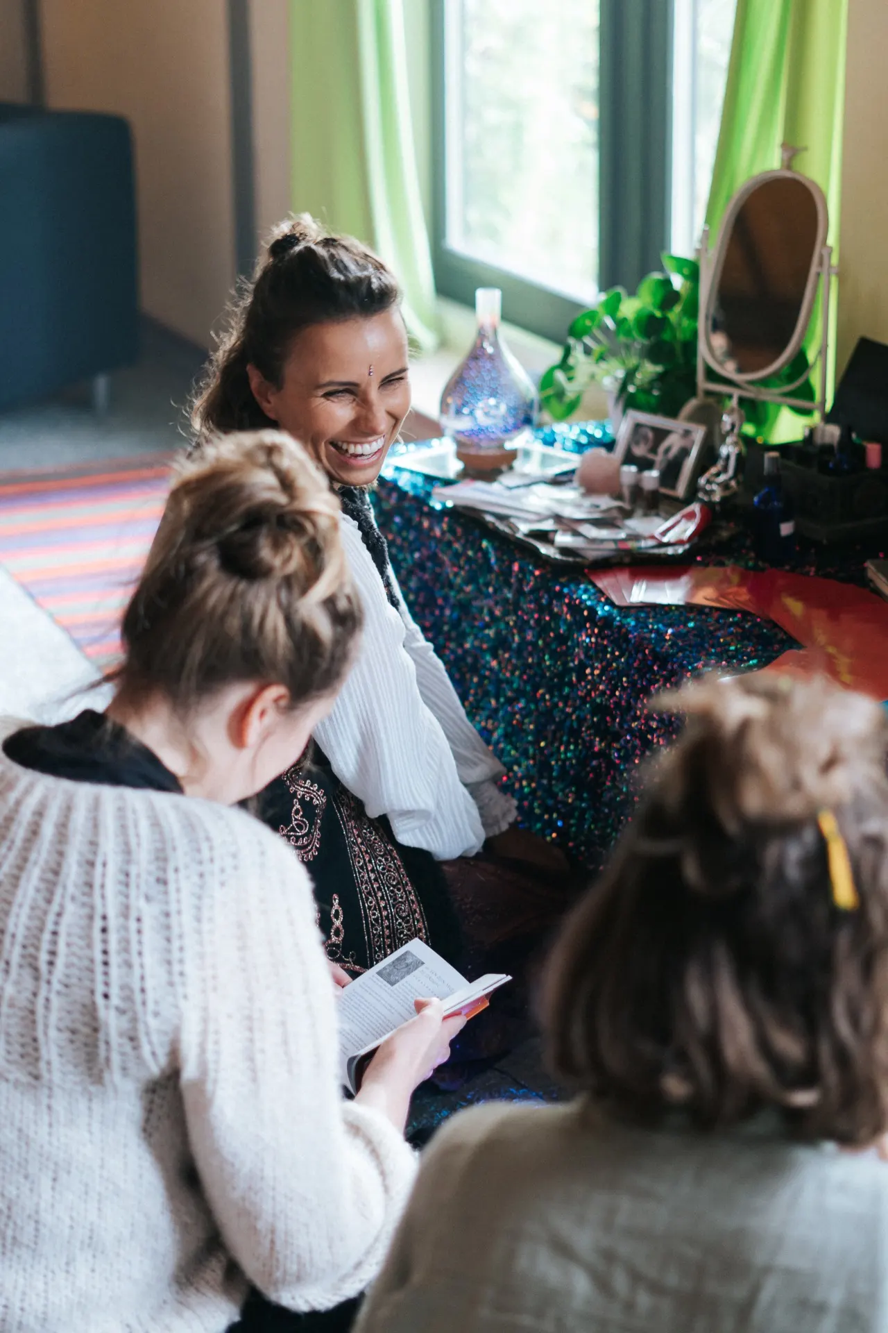Groep vrouwen schrijft en praat bij het raam